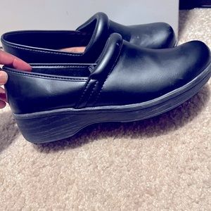 Black clogs for women